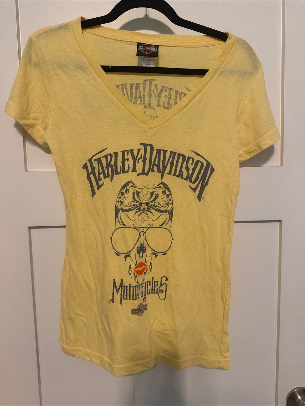 Harley-Davidson Yellow V-Neck Y2K Baby Tee with Skull Sunglasses Graphic